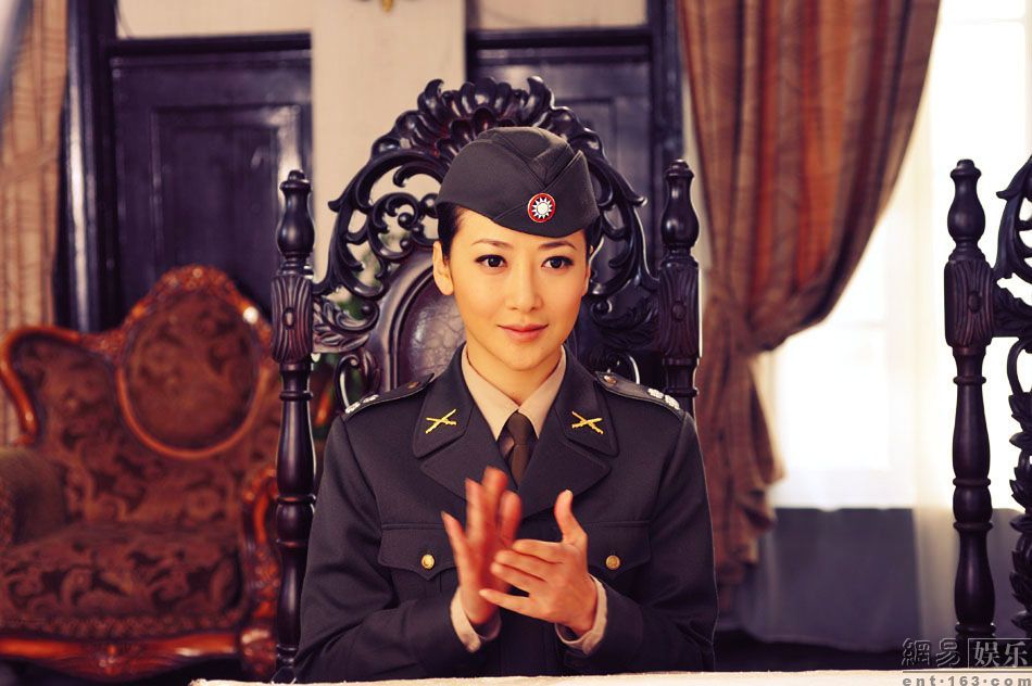 她28岁左右,早年留学英国,后进入军统,父亲是 a ta