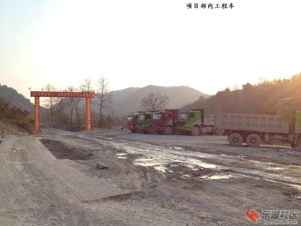 该隧道南北向横穿黄荆山,是黄石老城区与黄石山南规划新区连接的城市