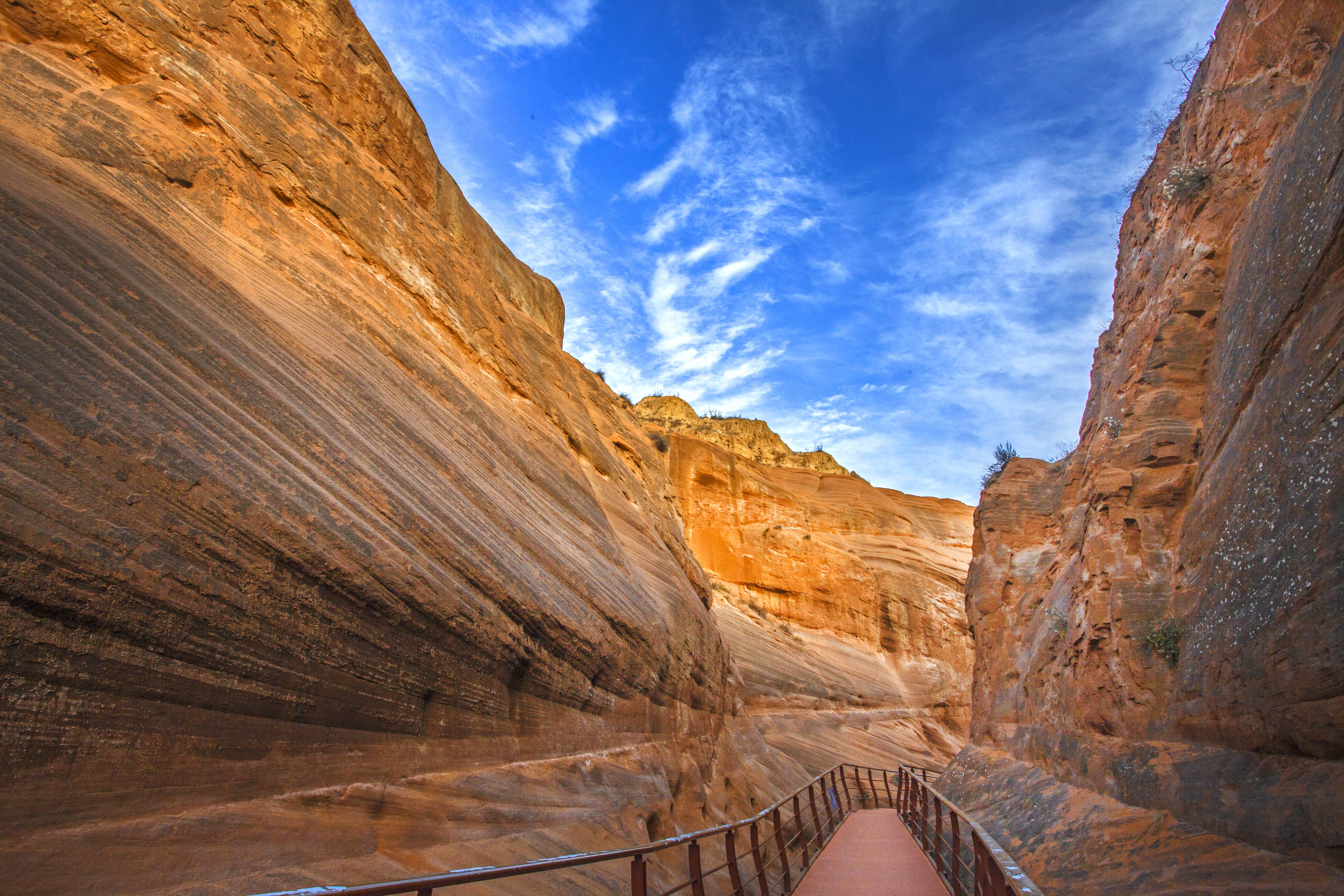  p data-id="gnxb2ssr1h">靖边波浪谷位于距 a target="_blank" href=