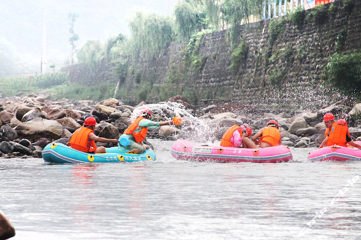  p>花水湾冰火漂流位于成都市大邑县花水湾镇出江河,漂流途中穿越:晚