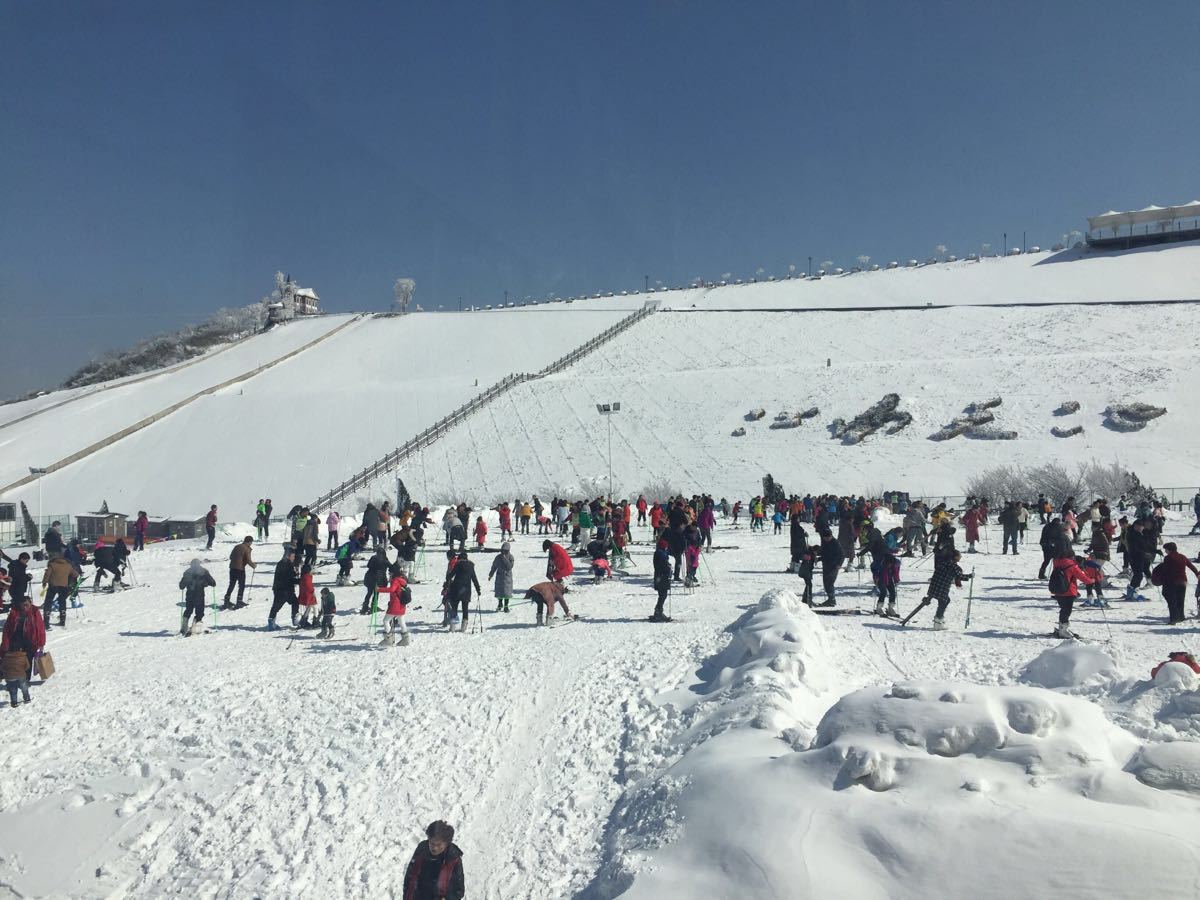  p>江南天池滑雪场座落在中国 a href="#" data-lemmaid="1848585">