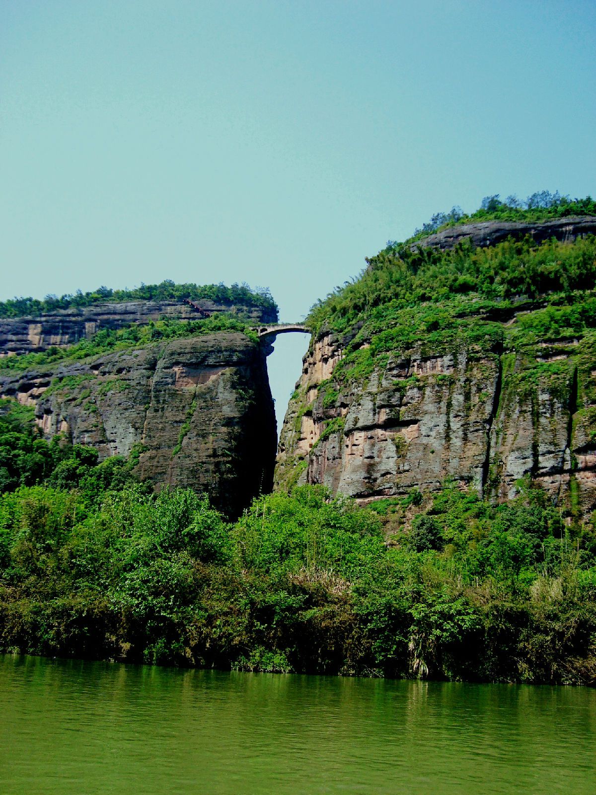  p>龙虎山位于江西省 a href="#">鹰潭 /a>市西南20公里处.