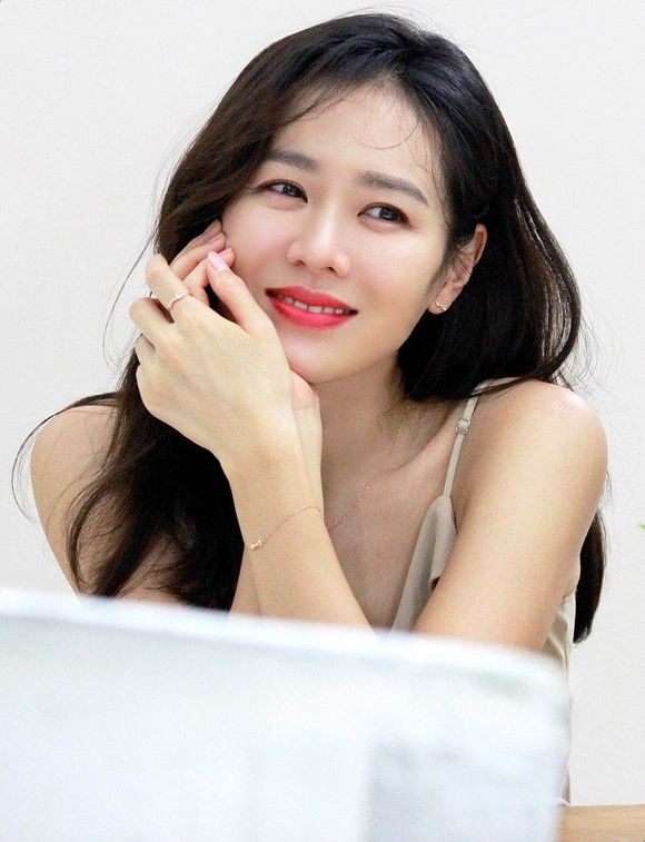 son ye jin),1982年1月11日出生于韩庆尚北道大邱市,韩国女演员