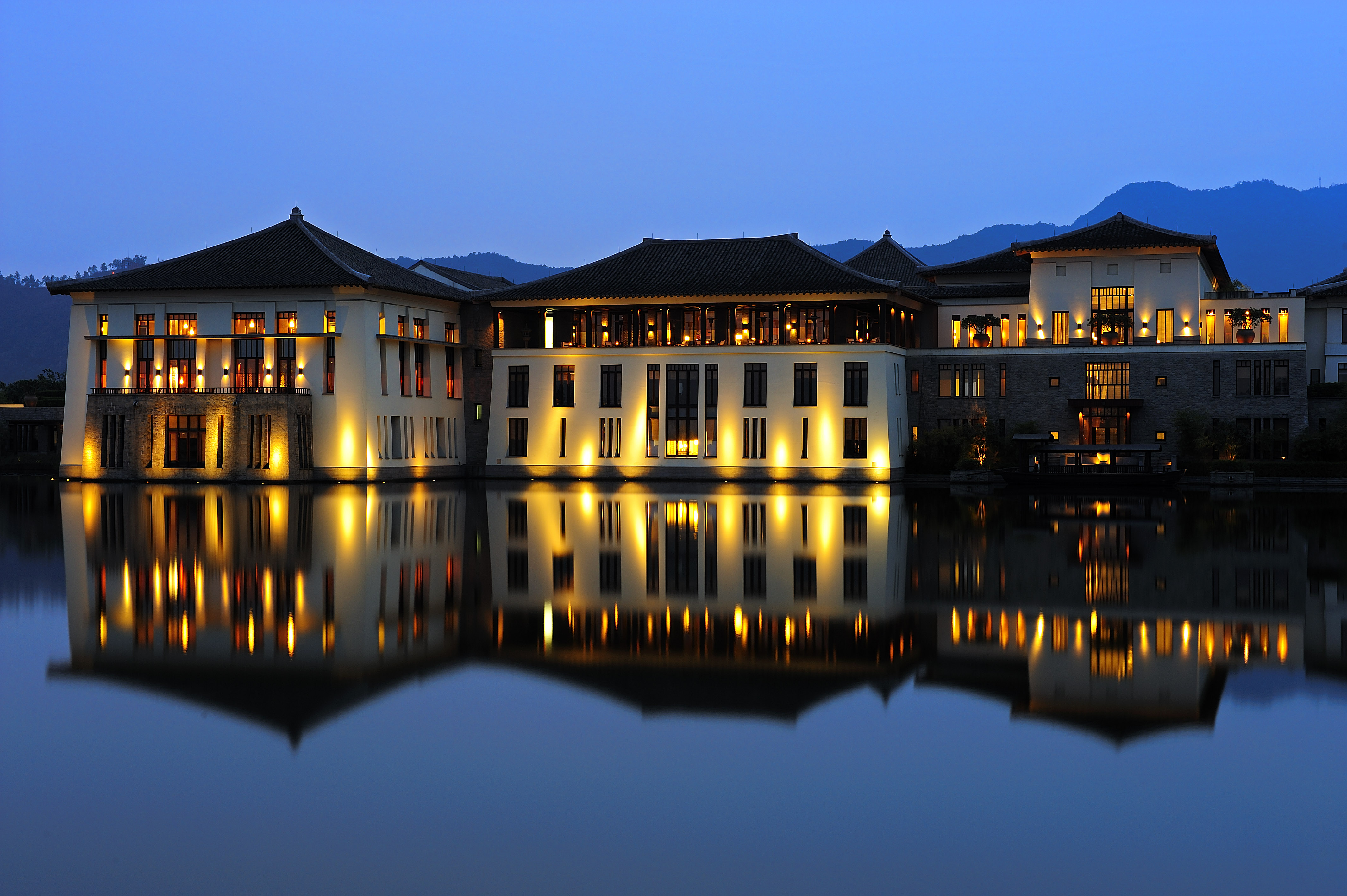  p>富春山居度假村位于 a href="#" data-lemmaid="147639">杭州 /a>