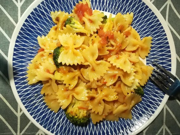 番茄鸡肉蝴蝶结意面