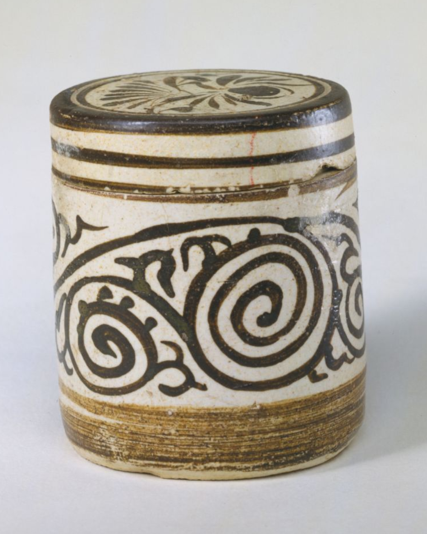  p>元吉州窑白地黑花卷草纹罐属于元代瓷器,通高6.5厘米,口径5.