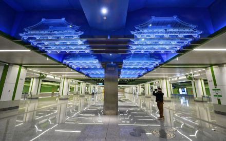 北京地铁19号线新宫站站厅顶部的中式屋檐装饰不断变换灯光颜色