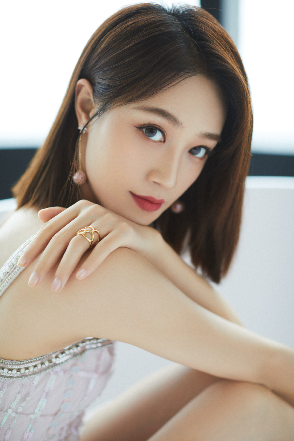 出生于上海,毕业于中央戏剧学院08级表演系本科班,中国内地影视女演员