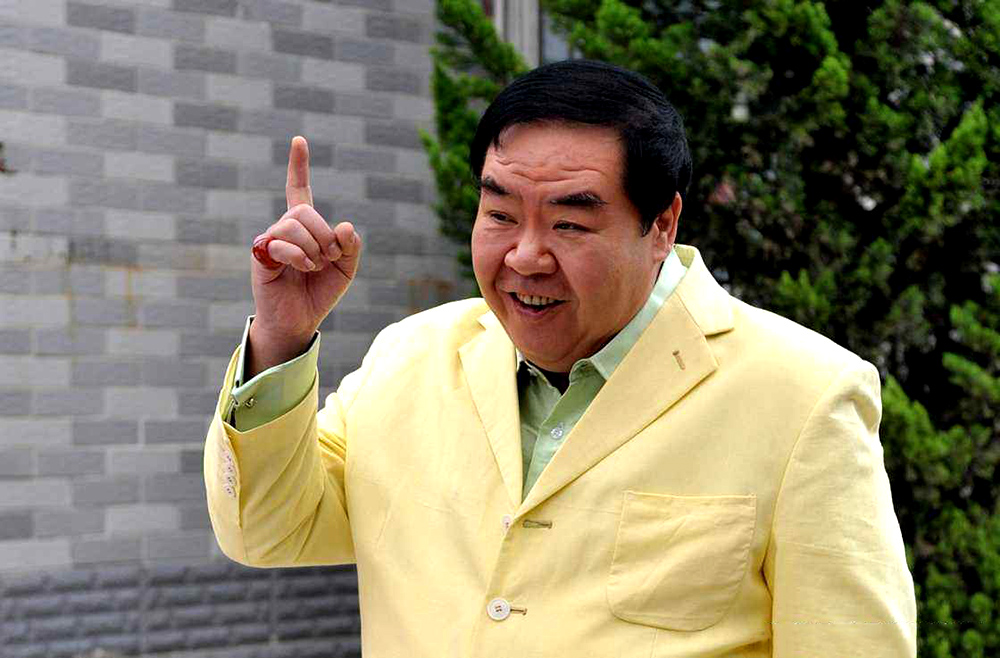 参加《吐槽大会》后郑则仕再现身，容貌大变：满头银发面目苍老！_百科TA说