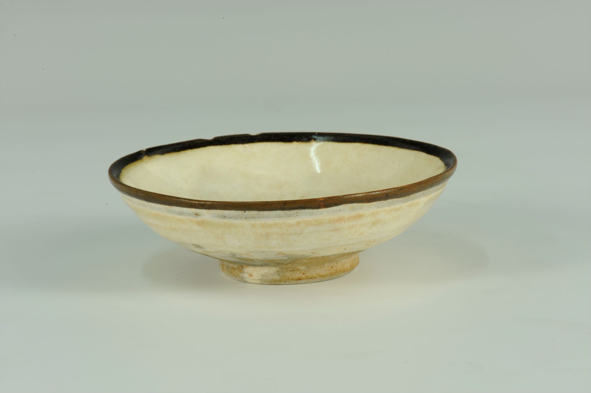 元代白釉黑边瓷碗