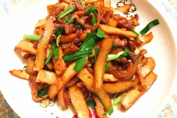  p>香干炒肉丝是由香干和肉丝所做成的一道家常菜. /p>