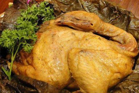  p>信宜叫化鸡是广东省茂名市当地一道特色传统名美食. /p>