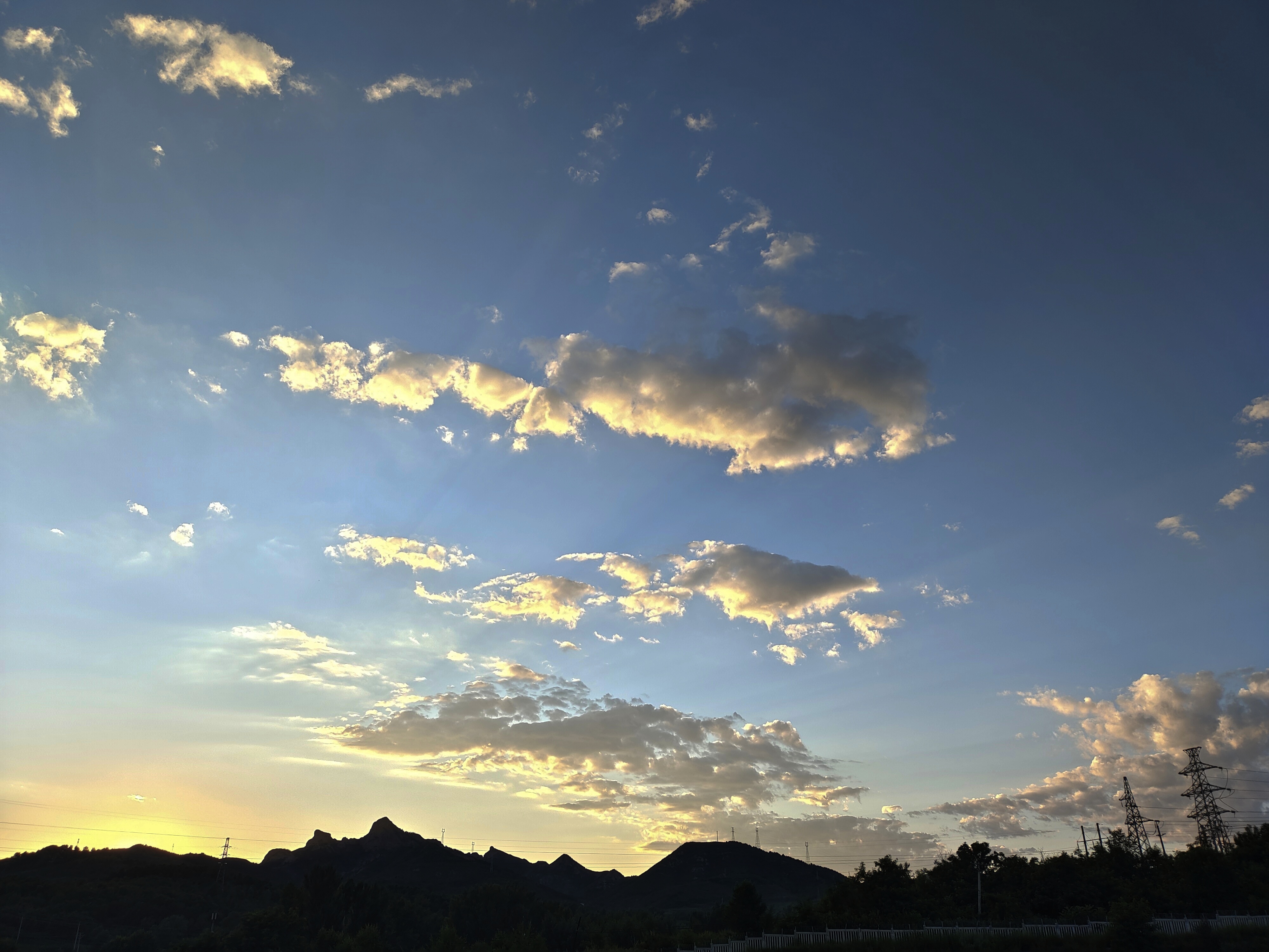  p>云彩,亦称"彩云",属 a target="_blank" href="/item/自然现象