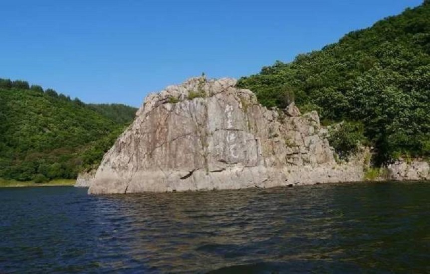 镜泊湖白石砬子