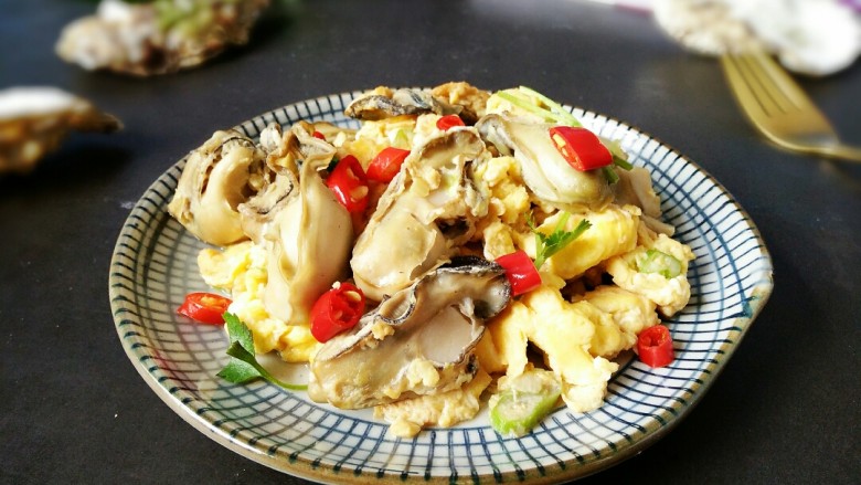  p>蛎黄,也就是人们常说的牡蛎,牡蛎的肉质鲜美,很多人都喜欢吃,牡蛎