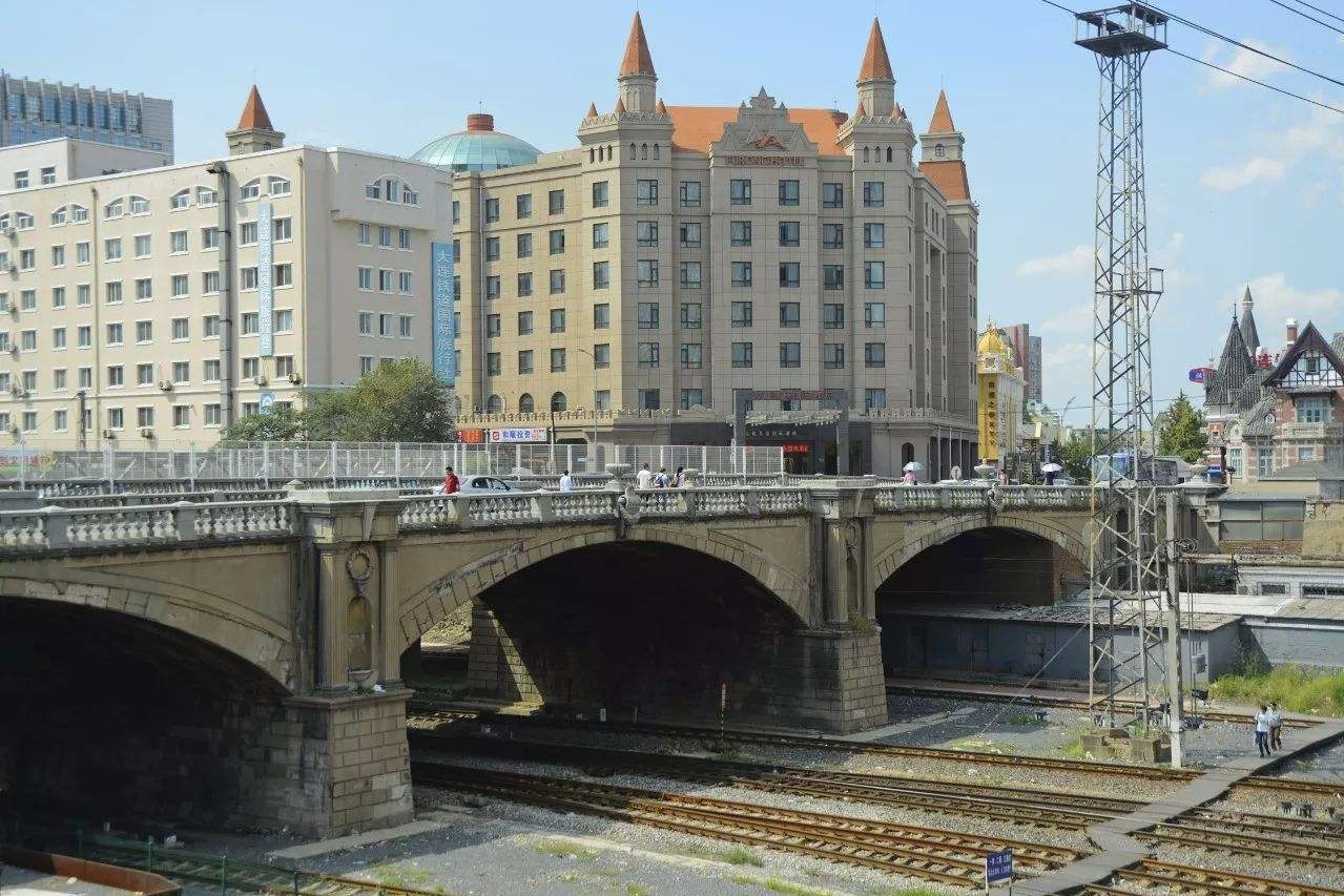  p>胜利桥,露西亚街木桥(今胜利桥前身)是大连第一座线桥.