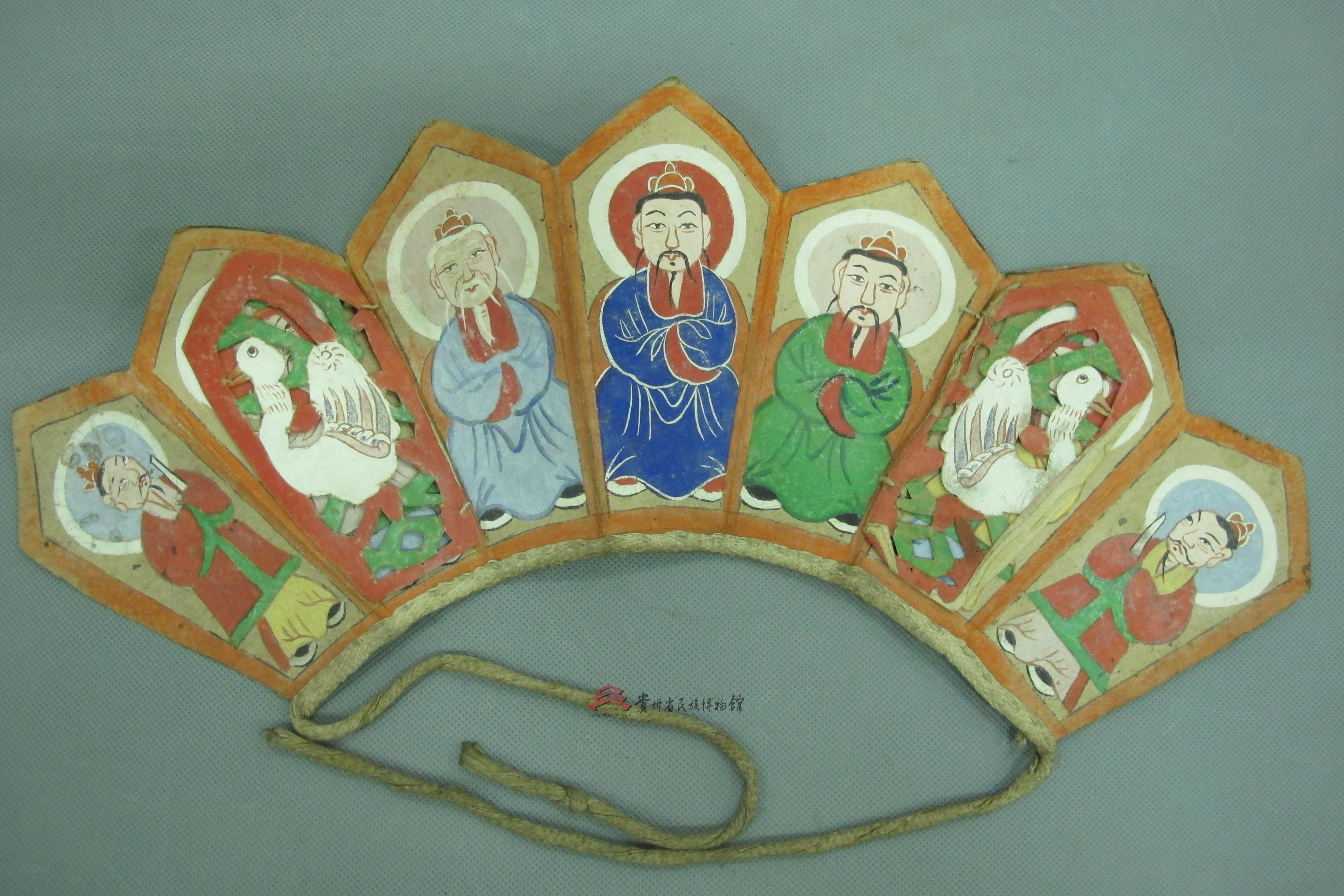 广西平南傩师帽是一件由贵州省民族博物馆通过征集而来的民族历史和