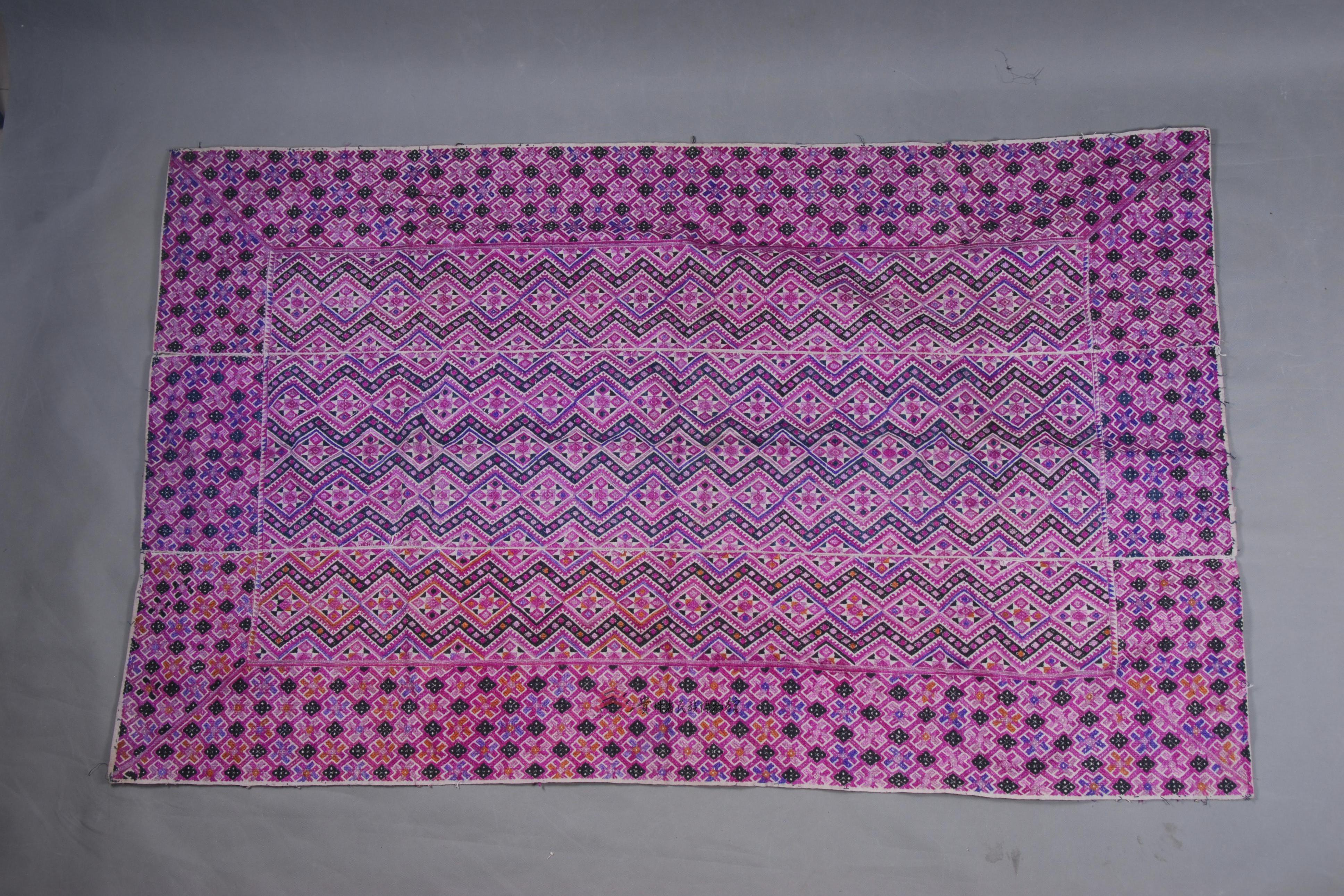 当代广西瑶族织锦井字纹八角花被面