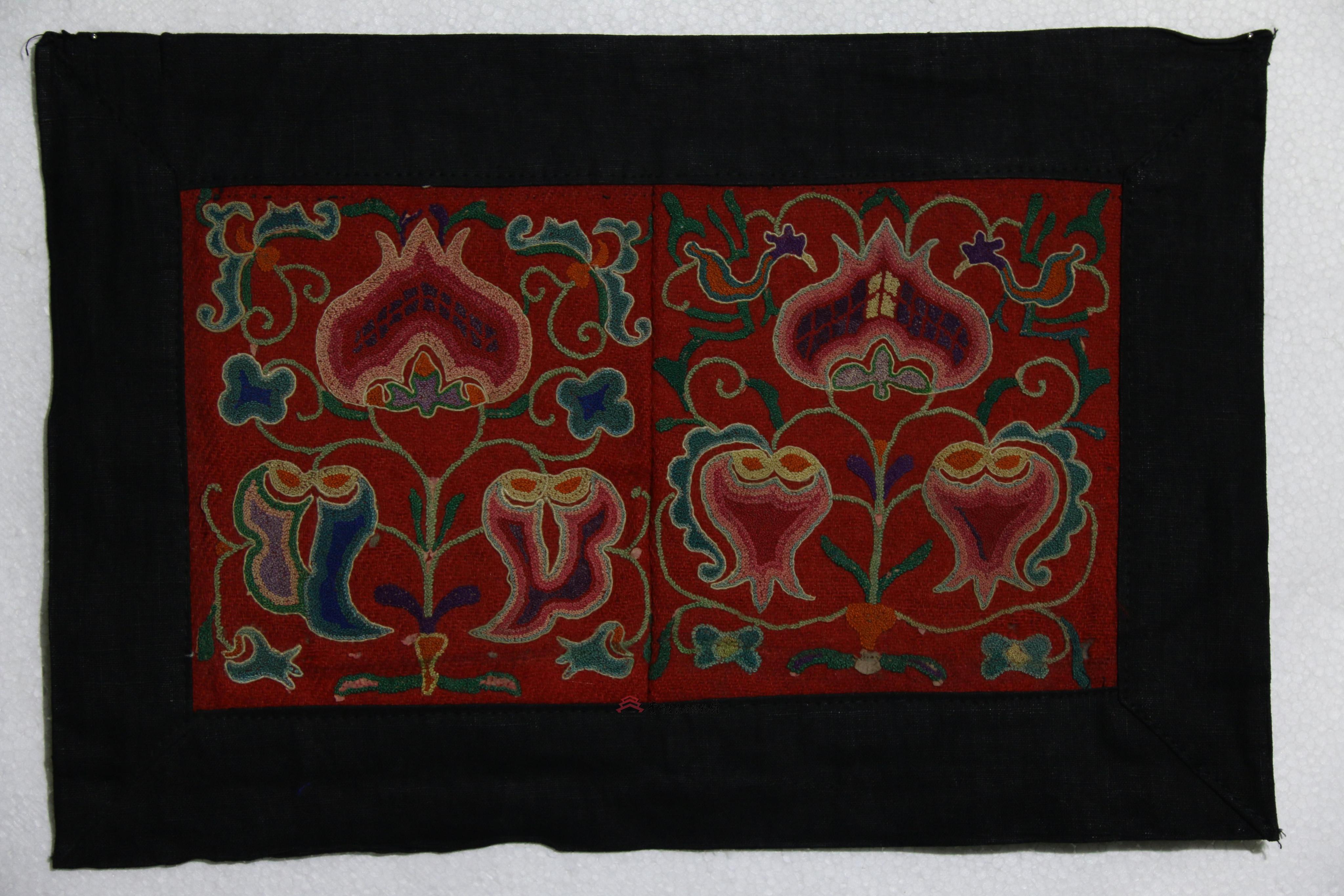 当代安顺苗族打籽石榴花纹绣片