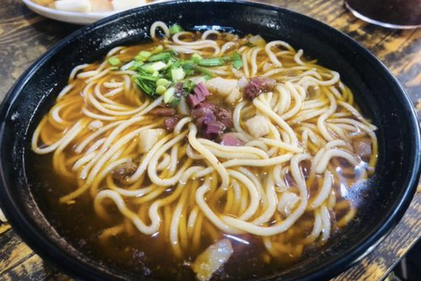  p>饸饹条是一种传统面食小吃,流行于河南省.主料是面粉和食用碱. /p>