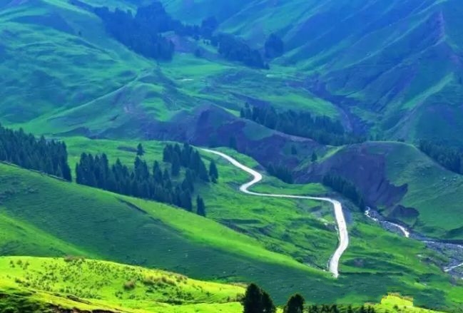 东湾镇,隶属新疆维吾尔自治区塔城地区沙湾市,地处沙湾市南部山区