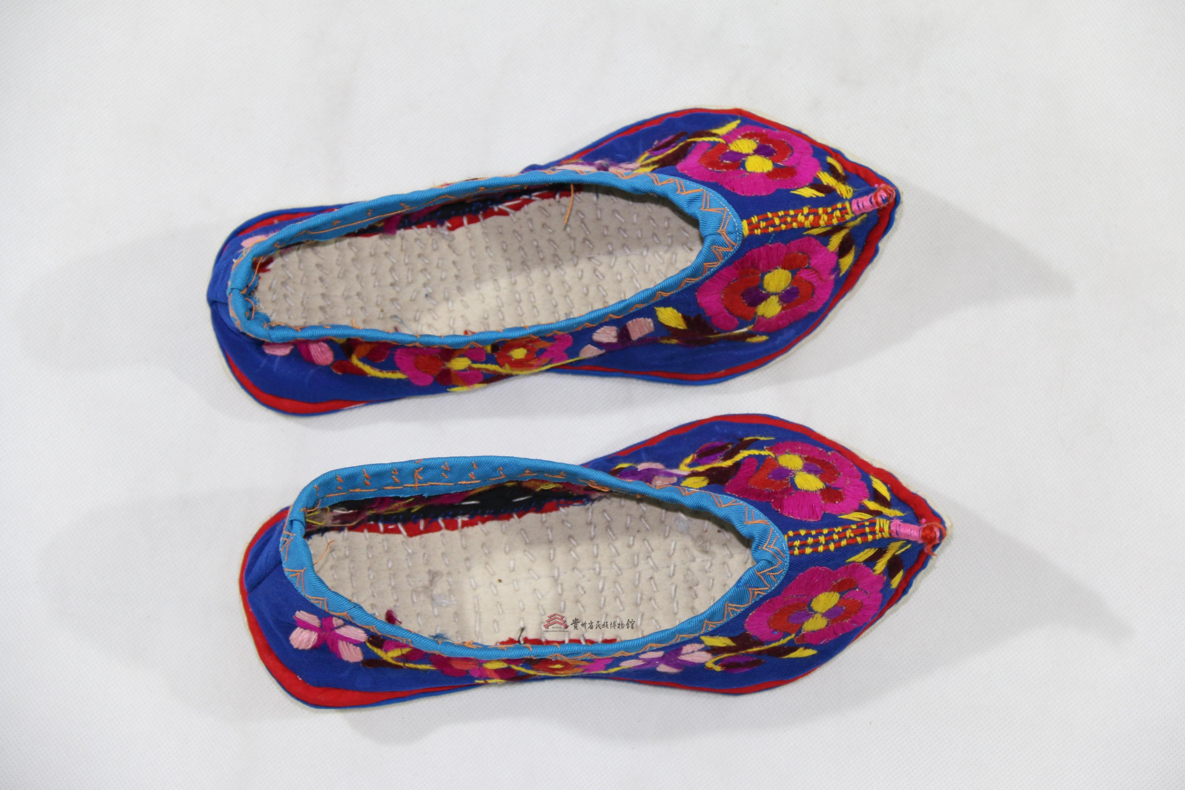 当代威宁布依族平绣花卉纹布鞋