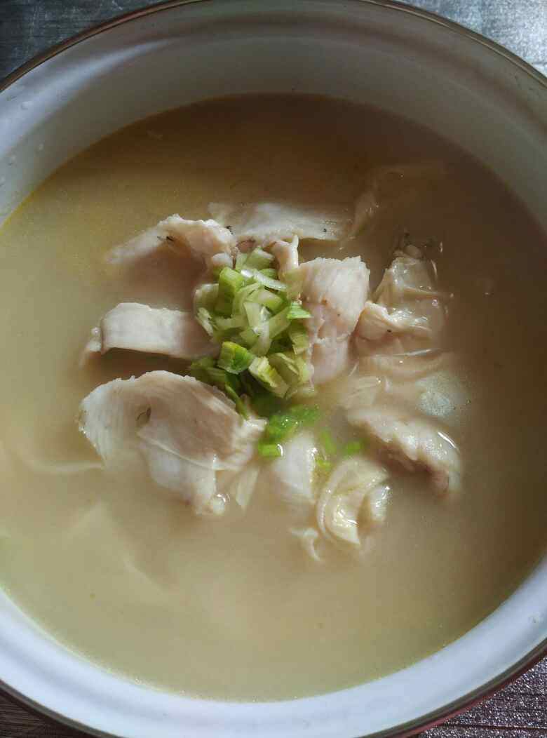  p>嫩滑鱼片汤是一道汤类美食,以鱼肉片等为原料,以盐,味精,料酒等为