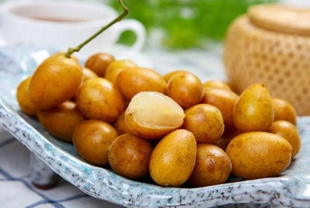 夏天特有的“黄皮果”，你知道它该怎么吃吗？_百科TA说