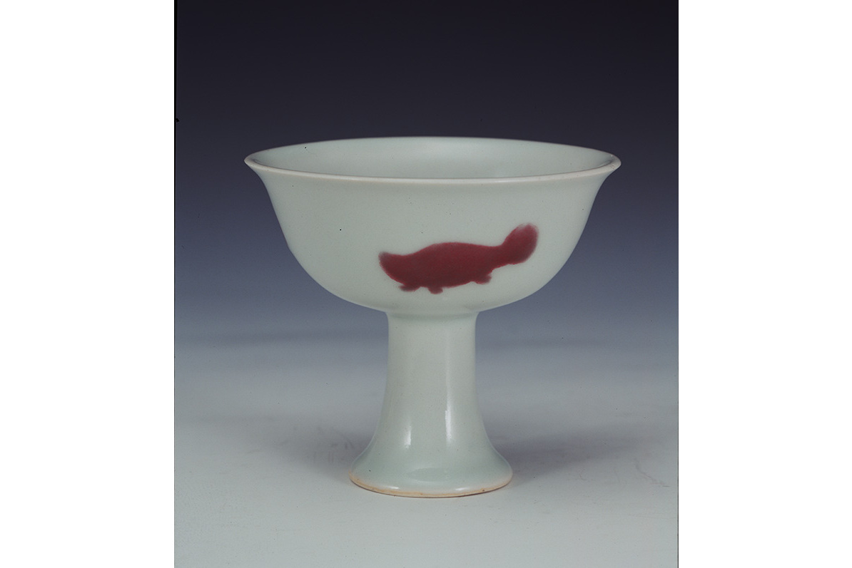 釉里红三鱼纹高足杯