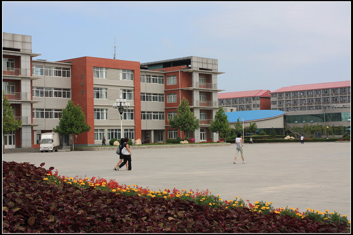 张家港巩留县高级中学