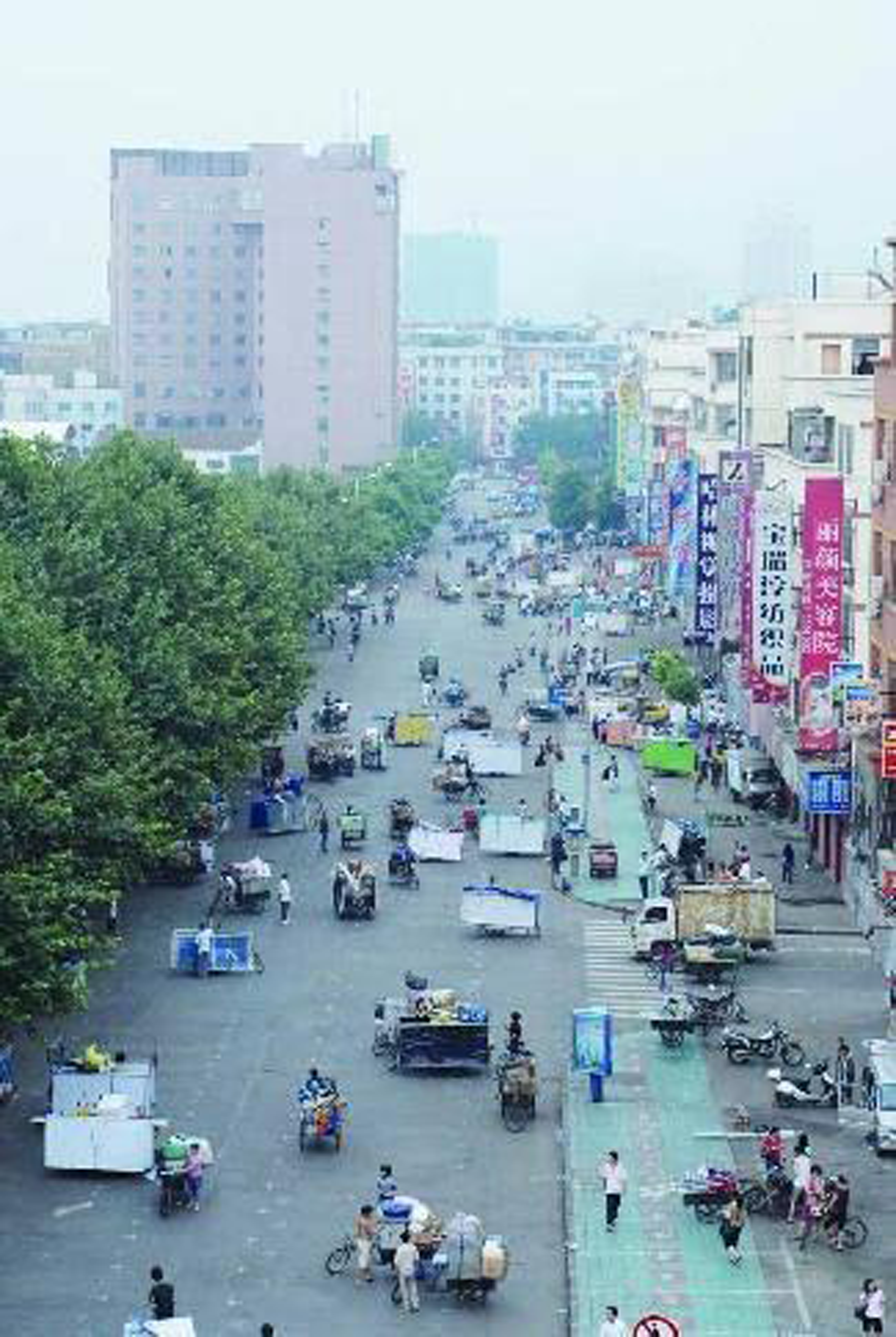 2002年迁至义乌铁东路,先属稠江街道兴业社区管辖,贝村夜市位于义乌铁