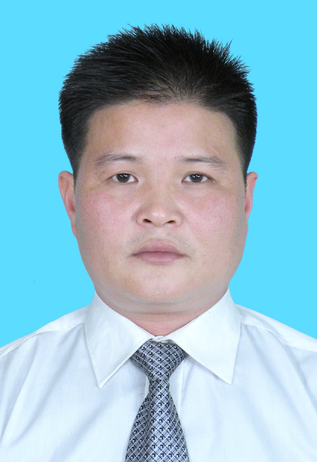 系博白县沙河镇人,大学学历,1992年4月参加工作,1995年11月入党,现任