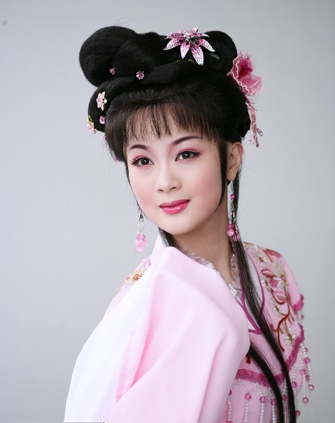  p data-id="gnwtd49jhn">赵海英,女,越剧演员,1976年出生于浙江诸暨.