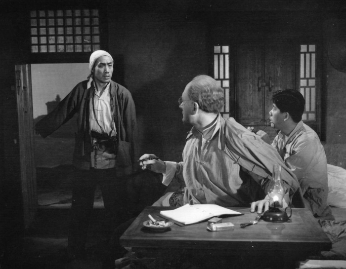  p>《白求恩大夫》是上海电影制片厂,八一电影制片厂联合拍摄的人物