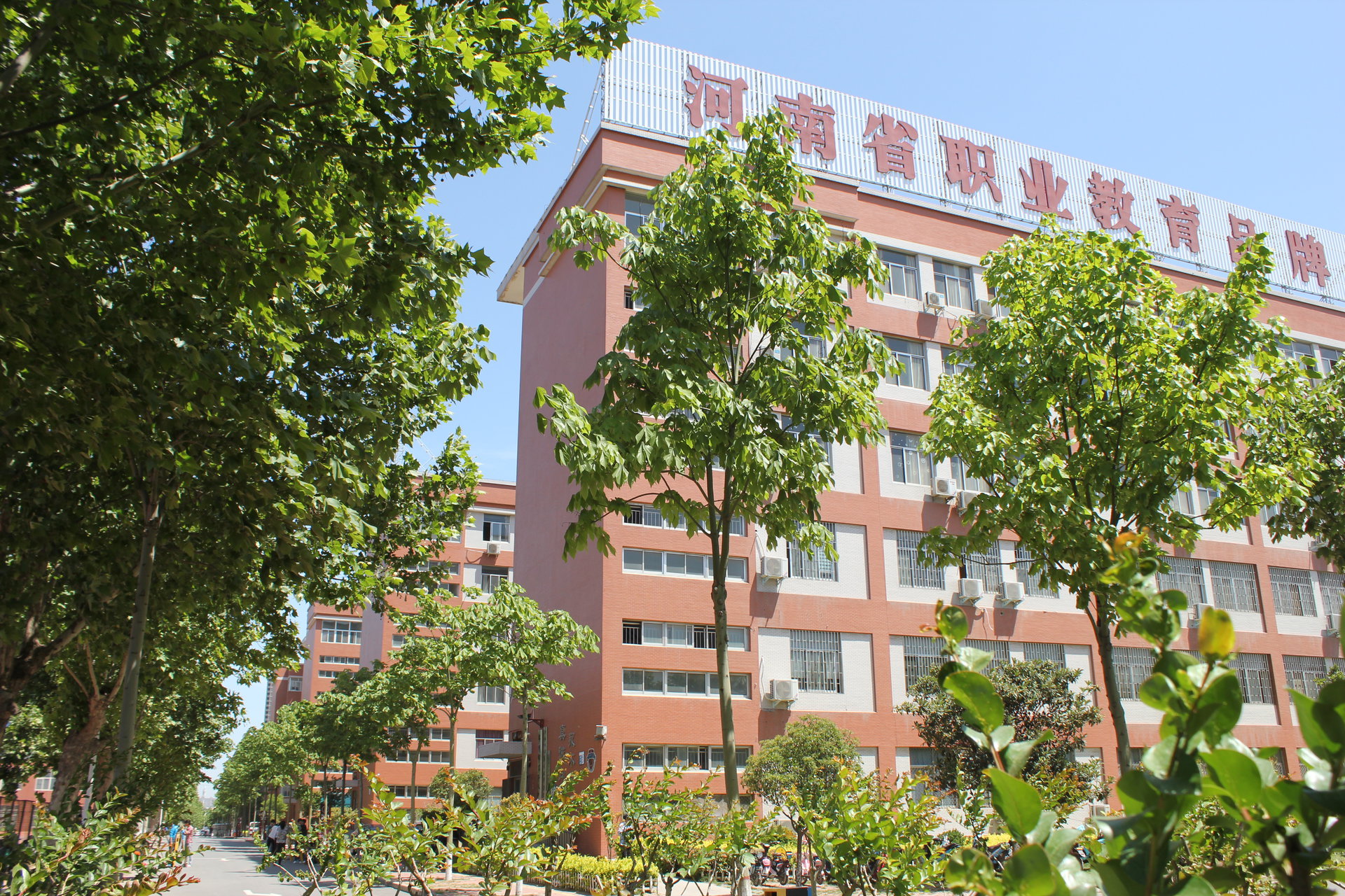  p>郑州交通技师学院,始建于1979年,现由郑州市劳动和社会保障局主管