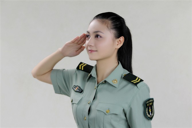 自幼学习舞蹈,音乐,系广东亚视演艺学院,09年被第二炮兵文工团看中,选