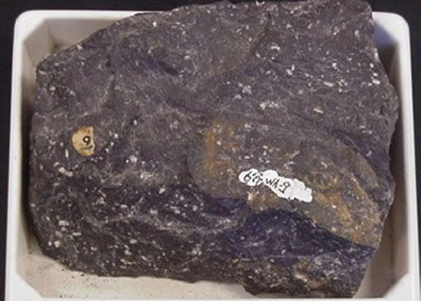 属于 a href="#" data-lemmaid="383911">拉斑玄武岩 /a>系列中性岩