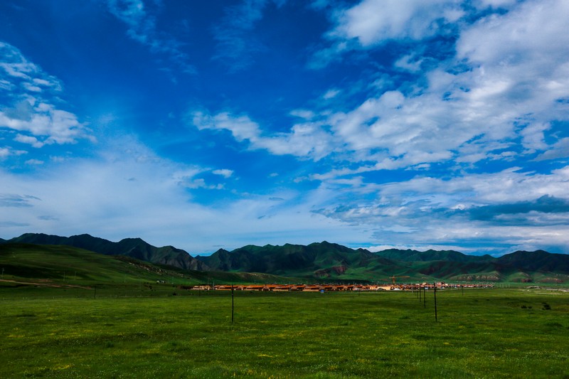  p>于甘肃夏河县城西南1公里处,是桑科乡达久滩("跑马滩"之意)草原的