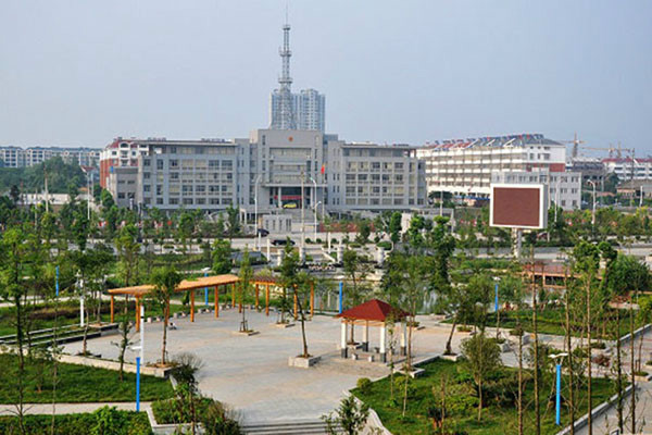  p>庐江县庐城镇罗埠初级中学始建于1965年9月,原名为 a target="