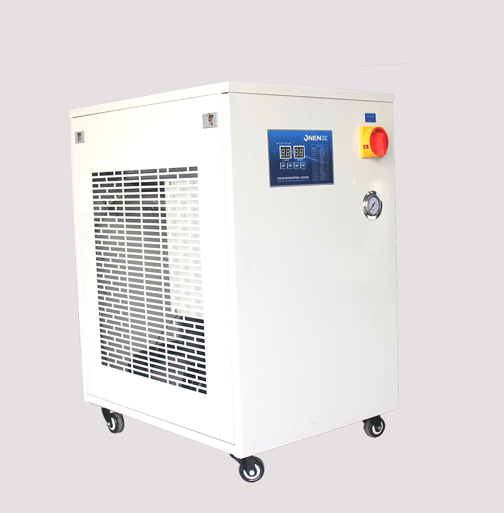 通过小型冷水机制冷系统将水冷却,再由水泵将低温冷却水送入需冷却的