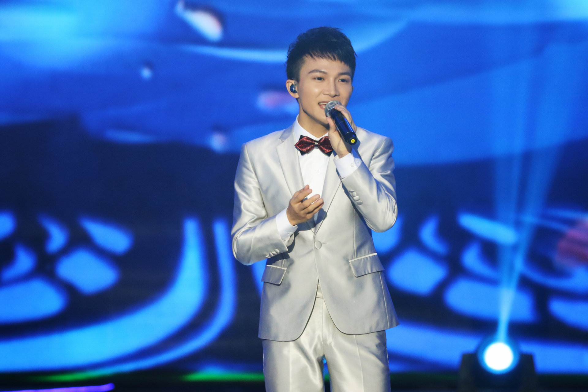  p>周深,1992年9月29日出生于湖南邵阳,长于贵州贵阳,中国内地男歌手