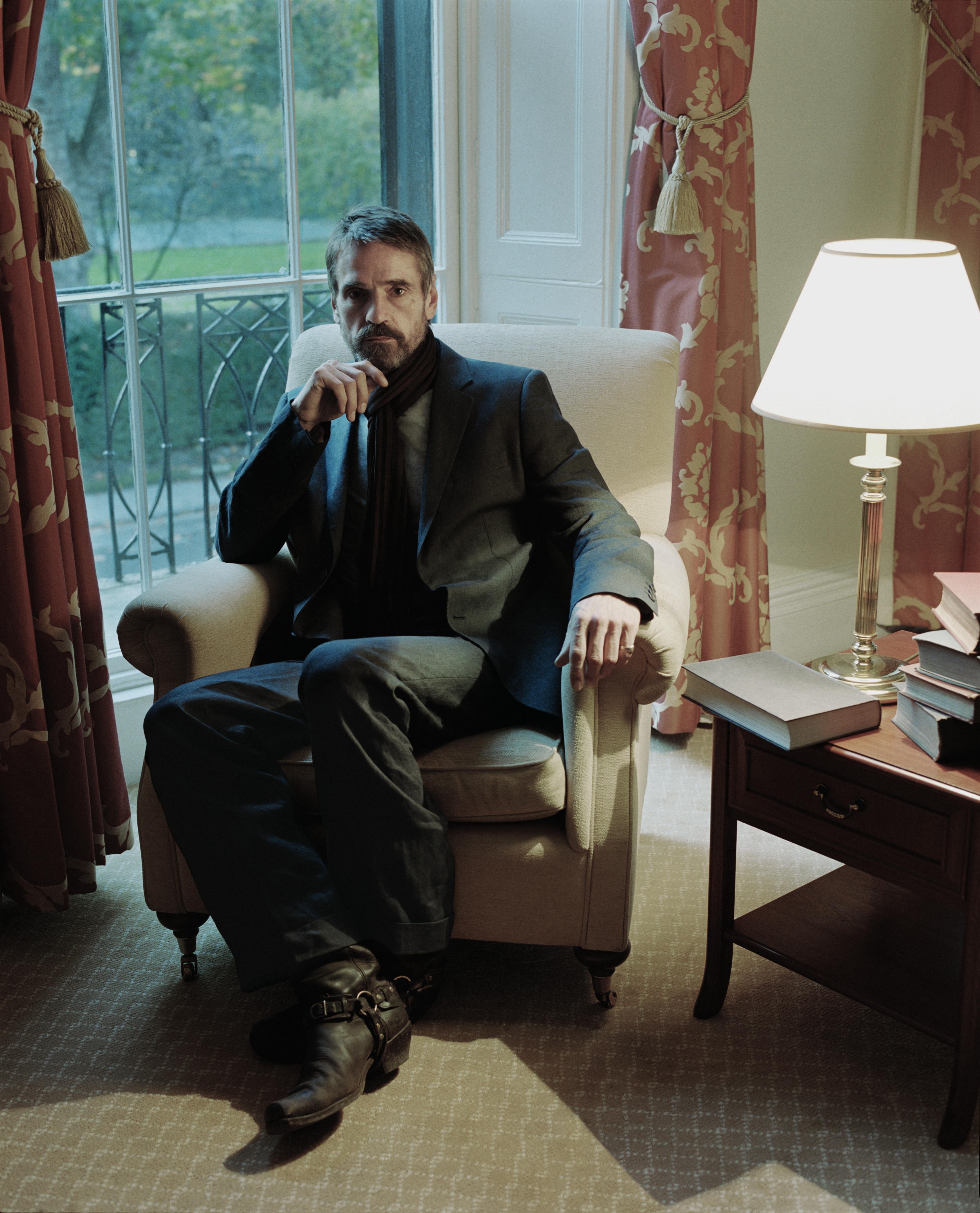 风雨后/10921959" data-lemmaid="10921959">故园风雨后 /a>》中展露