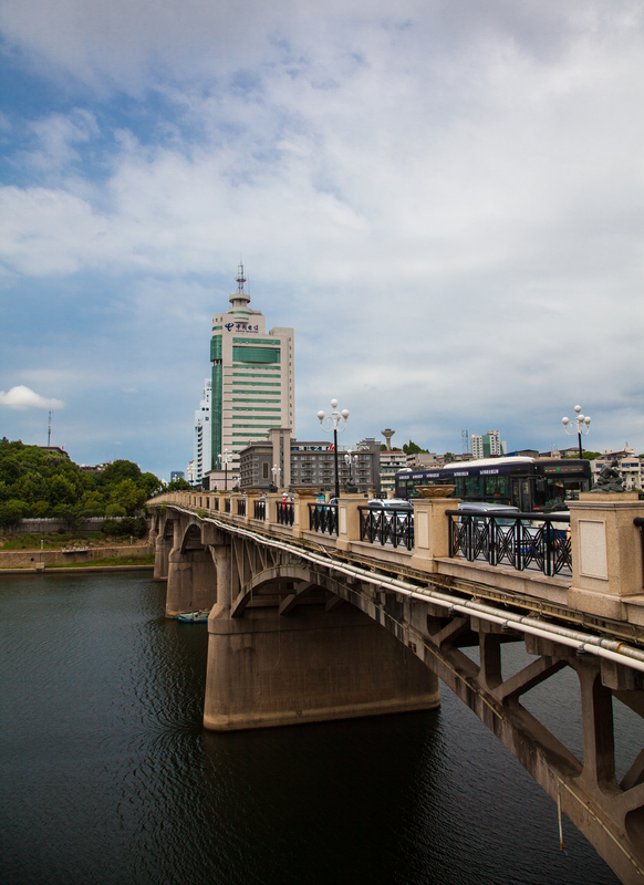 target="_blank" href="/item/珠山路">珠山路 /a>大桥,坐落在景德镇