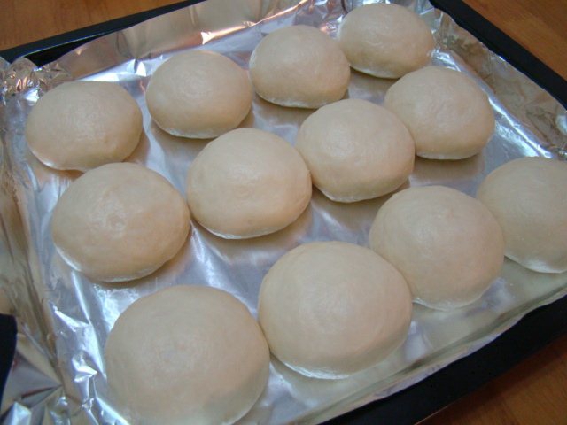  p>雪山包是以高筋面粉,酵母为主料制作的食品. /p>