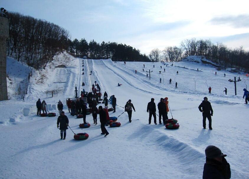  p data-id="gnx3n1eioh">朱雀山滑雪场坐落在吉林市朱雀山的山脚下.