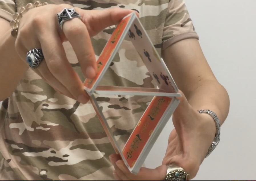  p>花切(cardistry), 又名花式切牌,花式洗牌等.