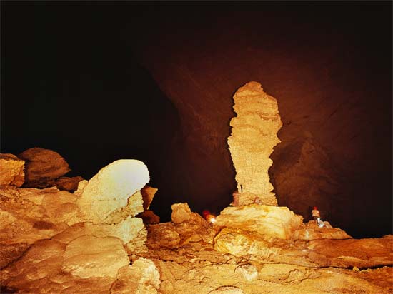  p>苗厅位于贵州紫云自治县格凸河,是世界上容积第一大,面积第二大的