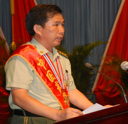  /p> p data-id="gnbjsw7hjv">现任武警8734部队部队长,上校警衔.