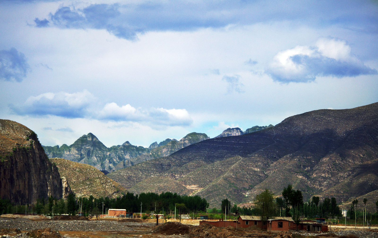 位于北京市房山区西南,有着中国北方唯一一处大规模喀斯特岩溶的地貌
