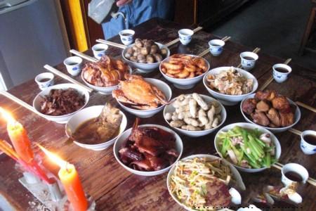  p>吃羹饭,民间祭祖时吃供奉给祖先的酒饭.